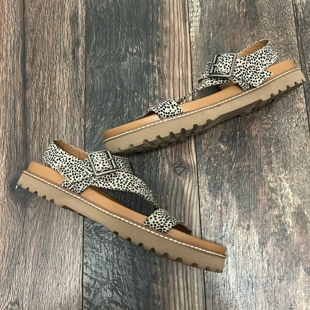 Universal Thread Sandals - Picture 2 of 3